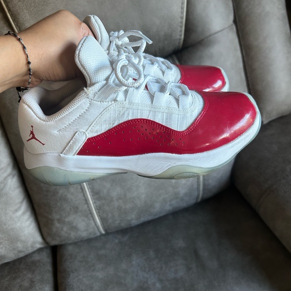Jordan’s Low size 6.5Y - Picture 1 of 5